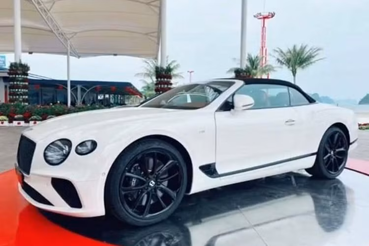 Bộ mâm xe có giá 167,2 triệu đồng, nội thất bọc da 2 tông đỏ Bordeaux và đen có giá 287,1 triệu đồng...