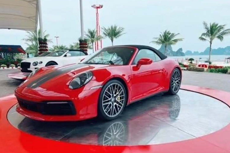 Mới đây, một đoạn video được chia sẻ trên mạng xã hội cho thấy, đại gia Vân Đồn đã kết nạp thêm vài thành viên mới vào dàn xe này, bao gồm Porsche 911 Carrera S Cabriolet, Bentley Continental GT V8 Convertible, Dodge Challenger Super Stock cùng 3 chiếc Audi TT. Hoặc cũng có thể những chiếc xe ôtô tiền tỷ này đã được tậu từ trước.