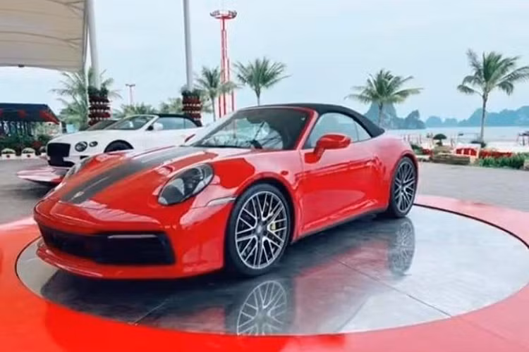 Mới đây, một đoạn video được chia sẻ trên mạng xã hội cho thấy, đại gia Vân Đồn đã kết nạp thêm vài thành viên mới vào dàn xe này, bao gồm Porsche 911 Carrera S Cabriolet, Bentley Continental GT V8 Convertible, Dodge Challenger Super Stock cùng 3 chiếc Audi TT. Hoặc cũng có thể những chiếc xe ôtô tiền tỷ này đã được tậu từ trước.