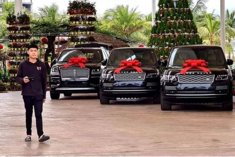 Xe có ngoại thất màu đỏ kết hợp nhiều chi tiết màu đen nhám như nắp capo, nóc xe và nắp cốp. Ngoài ra, trên nắp capo còn có 2 khe gió cỡ lớn vừa giúp tản nhiệt cho động cơ vừa giúp tăng thêm vẻ cơ bắp, hầm hố cho xe.