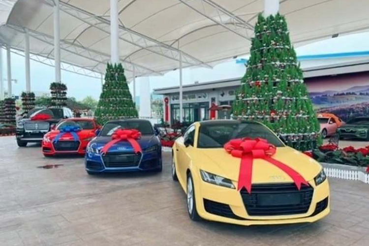 Một gương mặt khác cũng gây chú ý là Dodge Challenger Super Stock độc nhất tại Việt Nam.