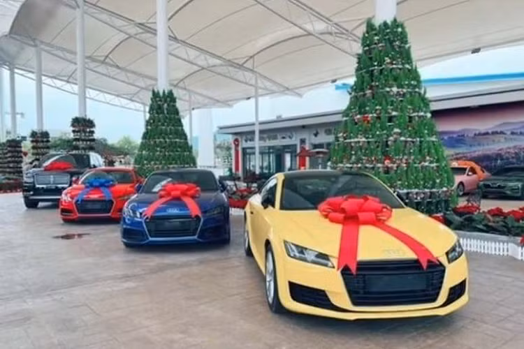 Một gương mặt khác cũng gây chú ý là Dodge Challenger Super Stock độc nhất tại Việt Nam.