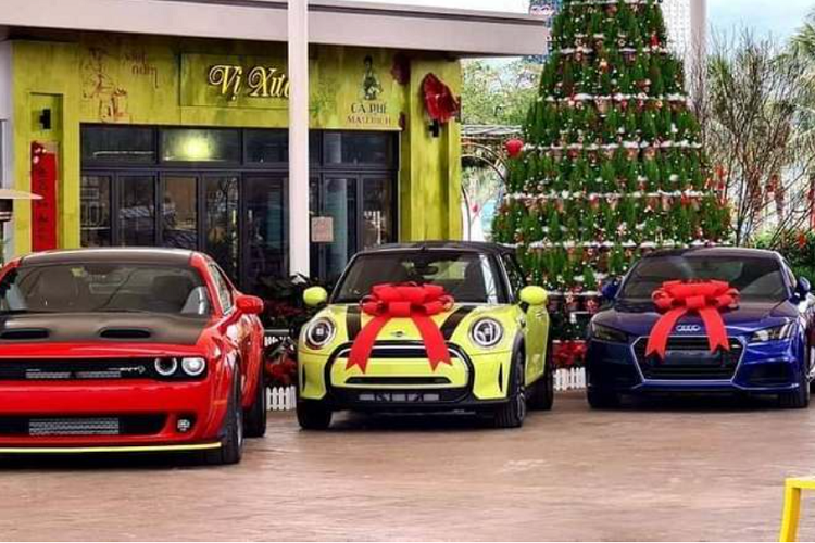 Trong số này, chiếc Porsche 911 Carrera S Cabriolet màu đỏ gây ấn tượng vì xe có loạt tùy chọn trị giá tới 3 tỷ đồng, chỉ riêng hệ thống phanh gốm – composite với cùm phanh màu vàng của xe đã có giá tới 581 triệu đồng.