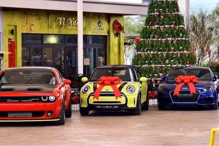 Trong số này, chiếc Porsche 911 Carrera S Cabriolet màu đỏ gây ấn tượng vì xe có loạt tùy chọn trị giá tới 3 tỷ đồng, chỉ riêng hệ thống phanh gốm – composite với cùm phanh màu vàng của xe đã có giá tới 581 triệu đồng.