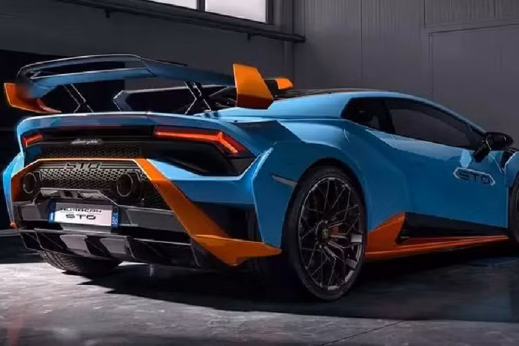 Lamborghini Huracan STO Super Trofeo Omologata có một sức mạnh thật đáng kinh ngạc. Trái tim củae là khối động cơ V10 hút khí tự nhiên, sản sinh công suất tối đa 640 mã lực tại 6.500 vòng/phút, công suất cho phép xe tăng tốc 100 km/h từ trạng thái dừng chỉ trong 3 giây và đạt 200 km/h chỉ trong 9 giây trước khi đạt tốc độ tối đa 310 km/h.