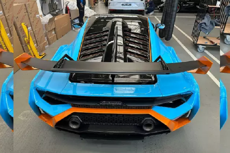 Ở phía sau xe được thay đổi khác so với Huracan Super Trofeo Evo: một ống dẫn tích hợp ở tấm chắn bùn sau đóng vai trò hút gió cho động cơ, giúp giảm 30% tổn thất áp suất thủy lực.