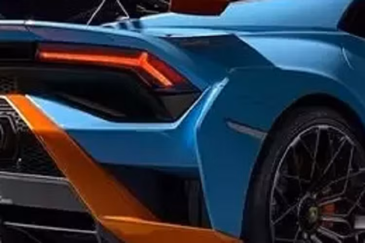 Điểm mới lạ khác trên Lamborghini Huracan STO Super Trofeo Omologata là vây sau có chức năng khí động học chính xác và được tích hợp vào mui xe phía sau, chức năng của nó đặc biệt hiệu quả khi vào cua.