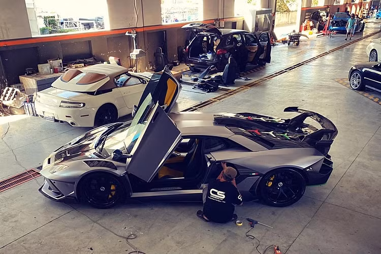 So với bộ áo màu nổi, phong cách mới của siêu xe Lamborghini Aventador LP700-4 Duke Dynamics độc nhất Việt Nam hầm hố và cá tính hơn. Nguyên bản xe có màu vàng rất nổi bật và chủ xe mất gần 3 tháng để độ body kit của Duke Dynamics. Không còn bộ áo rằn ri nổi bần bật, chiếc xe đã được chủ nhân cho dán đề-can màu xám kết hợp cùng body kit carbon của hãng độ đình đám trên cũng như các sọc màu xanh lá, trắng và đỏ ở khuếch tán sau.