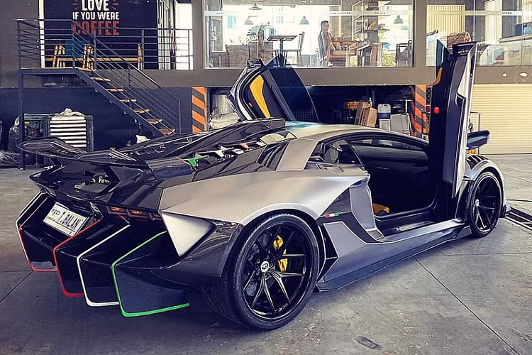 Ngoài bộ body kit của hãng độ Duke Dynamics, chiếc siêu xe Lamborghini Aventador LP700-4 này còn 1 điểm nhấn chính là biển số xe thể hiện tên viết tắt của chủ nhân, như cách Hoàng Kim Khánh mang tên vợ lên biển số siêu phẩm McLaren Senna và gần đây nhất là tên của đại gia quê Hải Dương trên bom tấn megacar Koenigsegg Regera.