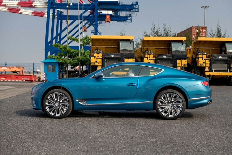 Hệ thống Bentley Dynamic Ride là một trang bị tiêu chuẩn đáng chú ý trên Continental GT V8 Mulliner. Tính năng này giúp chiếc xe chống lại lực lăn ngang khi vào cua, đảm bảo lốp luôn bám đường để mang lại sự ổn định trong cabin và sự thoải mái khi lái xe. Mức giá xe Bentley Continental GT Mulliner chính hãng dự đoán không dưới 20 tỷ đồng.