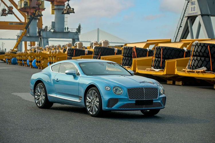 Những hình ảnh đầu tiên của siêu phẩm Bentley Continental GT V8 Mulliner mới “hạ lốp” tại Việt Nam được hé lộ đã khiến giới mê xe trong nước “đứng ngồi không yên”. Được biết, mẫu xe mới nhất của Bentley vừa cập cảng Hải Phòng vào ngày 27/4 vừa qua và đang trong quá trình làm thủ tục thông quan nhập khẩu.