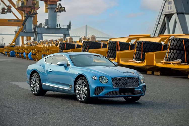 Những hình ảnh đầu tiên của siêu phẩm Bentley Continental GT V8 Mulliner mới “hạ lốp” tại Việt Nam được hé lộ đã khiến giới mê xe trong nước “đứng ngồi không yên”. Được biết, mẫu xe mới nhất của Bentley vừa cập cảng Hải Phòng vào ngày 27/4 vừa qua và đang trong quá trình làm thủ tục thông quan nhập khẩu.