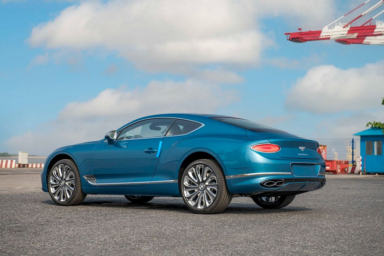 Theo chia sẻ của đại diện hãng, đây là mẫu Bentley Continental GT Mulliner chính hãng đầu tiên có mặt tại thị trường Việt Nam. Đáng nói, chủ nhân của siêu phẩm này cũng là một “tín đồ” nhà Bentley khi đã có trong tay 2 mẫu xe “hàng thửa” khác là Flying Spur Design Series và Bentayga Design Series, đều do đội ngũ cá nhân hoá Mulliner thực hiện.