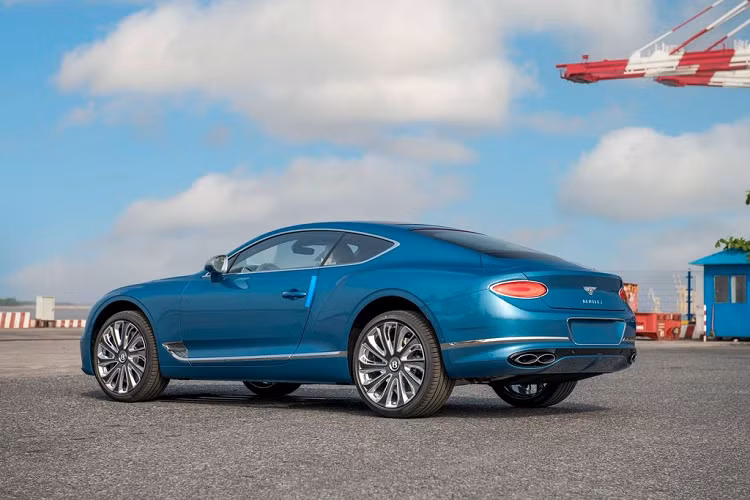 Theo chia sẻ của đại diện hãng, đây là mẫu Bentley Continental GT Mulliner chính hãng đầu tiên có mặt tại thị trường Việt Nam. Đáng nói, chủ nhân của siêu phẩm này cũng là một “tín đồ” nhà Bentley khi đã có trong tay 2 mẫu xe “hàng thửa” khác là Flying Spur Design Series và Bentayga Design Series, đều do đội ngũ cá nhân hoá Mulliner thực hiện.
