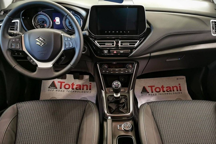 Ngoài ra, Suzuki SX4 S-Cross 2022 còn có nắp ca-pô cao hơn, đèn sương mù tròn trịa được đặt bên dưới đèn báo rẽ và hốc gió trung tâm hình chữ nhật. Ngay bên dưới hốc gió trung tâm làtấm ốp gầm màu bạc. Bên sườn, mẫu SUV hạng B này có nẹp thân xe bằng nhựa màu đen, hốc bánh vuông vắn, đi kèm bộ vành hợp kim với 5 chấu kép, sơn phối 2 màu thể thao. 