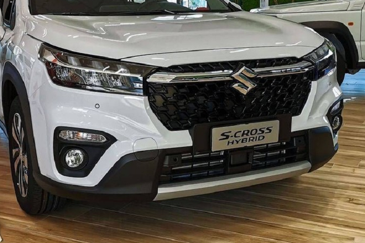 Động cơ có sự hỗ trợ của hệ thống mild hybrid, bao gồm cụm pin lithium-ion và bộ biến mô 48V - 12V với máy phát điện tích hợp bộ đề. Hệ thống này sẽ bổ sung 14 mã lực và 53 Nm cho động cơ khi cần và giúp giảm lượng xăng tiêu thụ.