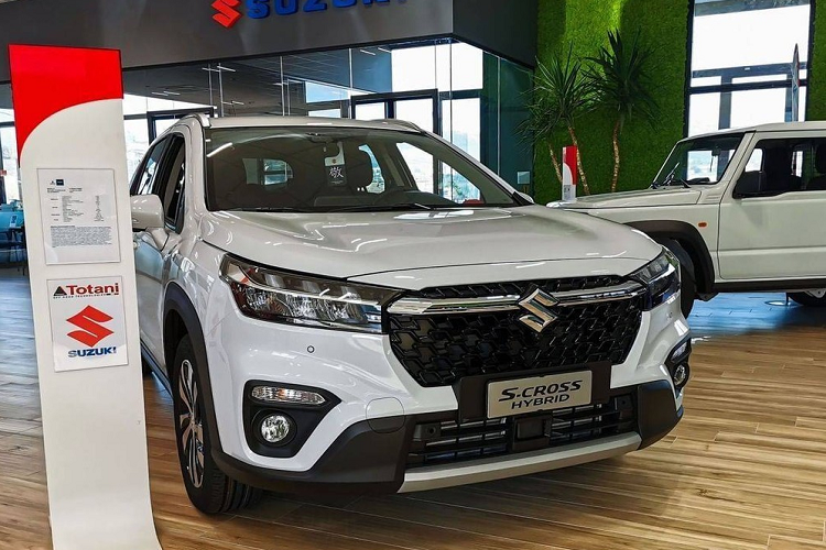 Vòng ra phía sau, chúng ta có thể bắt gặp cánh gió mui mở rộng so với thế hệ cũ và kính sau cỡ lớn. Tiếp đến là cụm đèn hậu ăn sâu vào bên trong cửa cốp, nối với nhau bằng nẹp màu đen ở giữa tích hợp logo của hãng Suzuki. Trên cản sau còn có nẹp bằng nhựa màu đen, 2 hốc gió giả đi kèm đèn phản quang và tấm ốp gầm màu bạc. Bước vào bên trong Suzuki SX4 S-Cross 2022, khách hàng Trung Quốc sẽ được chào đón bằng không gian nội thất có thiết kế khá đơn giản.