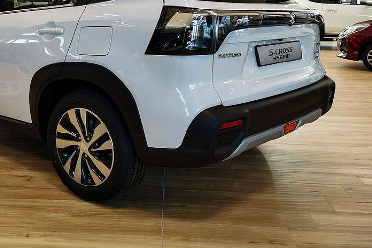Tương tự như vậy, kích thước của xe cũng giữ nguyên, bao gồm chiều dài 4.300 mm, chiều rộng 1.785 mm, chiều cao 1.585 mm và chiều dài cơ sở 2.600 mm. Nằm bên dưới nắp ca-pô của Suzuki SX4 S-Cross 2022 là hệ truyền động mild hybrid, bao gồm máy xăng 4 xi-lanh, tăng áp, dung tích 1.4L, sản sinh công suất tối đa 127 mã lực và mô-men xoắn cực đại 235 Nm.