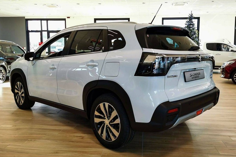 Xe được trang bị vô lăng 3 chấu, tích hợp phím chức năng, bảng đồng hồ đi kèm màn hình đa thông tin ở giữa và màn hình thông tin giải trí dạng cảm ứng nằm độc lập trên mặt táp-lô. So với thế hệ cũ, nội thất của Suzuki SX4 S-Cross 2022 không thay đổi quá nhiều nên bị đánh giá là trông khá lạc hậu.