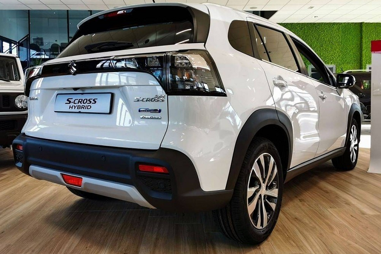 Động cơ kết hợp với hộp số sàn 6 cấp hoặc hộp số tự động 6 cấp, tiêu thụ lượng xăng trung bình khá thấp, chỉ 5,2 lít/100 km. Tùy phiên bản, xe sẽ được trang bị hệ dẫn động cầu trước hoặc 4 bánh AllGrip. Mức giá xe Suzuki SX4 S-Cross 2022 tại thị trường Trung Quốc có mức tạm tính chỉ từ 88.000 Nhân dân tệ (khoảng 308 triệu đồng).