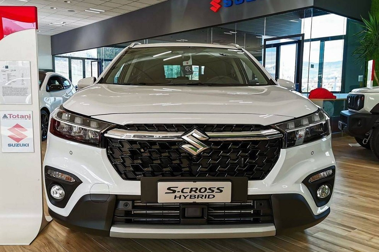 So với thế hệ cũ, Suzuki SX4 S-Cross 2022 mới đi kèm đầu xe thẳng đứng hơn và có thiết kế gợi liên tưởng đến Suzuki XL7. Tại đây, chúng ta sẽ bắt gặp lưới tản nhiệt mới rộng hơn và được sơn màu đen. Bên trong lưới tản nhiệt còn có 2 nẹp mạ crôm mới, nối liền với logo của hãng Suzuki. Nẹp mạ crôm trên lưới tản nhiệt ăn sâu vào bên trong cụm đèn pha, chia chi tiết này thành 2 phần. Trong đó, tầng bên trên là 3 đèn LED định vị ban ngày và bên dưới là đèn pha LED.
