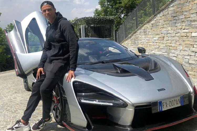 Ngay khi thông tin này nổ ra, nhiều fan hâm hộ tỏ ra lo lắng cho Ronaldo không phải về việc đâu sẽ là bến đỗ mới của anh mà là việc anh sẽ phải "vất vả" chuyển nhà cho bộ sưu tập xe đồ sộ đang nằm tại Old Trafford, Manchester, Anh - đại bản doanh của MU.