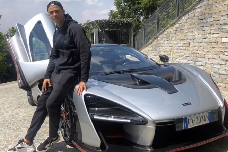 Ngay khi thông tin này nổ ra, nhiều fan hâm hộ tỏ ra lo lắng cho Ronaldo không phải về việc đâu sẽ là bến đỗ mới của anh mà là việc anh sẽ phải "vất vả" chuyển nhà cho bộ sưu tập xe đồ sộ đang nằm tại Old Trafford, Manchester, Anh - đại bản doanh của MU.