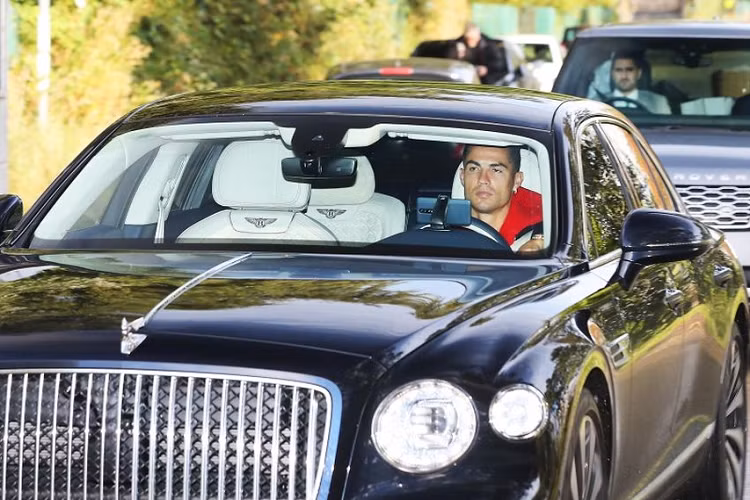 Tiếp tới tháng 9/2021, dàn siêu xe của Cristiano Ronaldo đã bất ngờ thêm Bentley Flying Spur siêu sang. Được biết, đây là chiếc xe mới nhất vừa được anh tậu sau khi chuyển tới đá ở MU và nó có giá quy đổi vào khoảng 343.026 USD (khoảng 7,88 tỷ đồng).