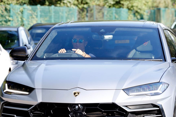 Trong thời gian gần một năm quay trở lại với MU, Ronaldo đã tậu thêm khá nhiều "xế hộp", bao gồm chiếc Lamborghini Urus, xe mang nước sơn ngoại thất màu bạc và có giá tại Anh khoảng 160.000 Bảng (khoảng 5 tỷ đồng).