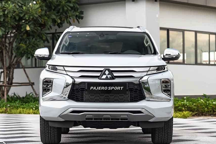 Những trang bị còn lại của Mitsubishi Pajero Sport 2023 tại thị trường Úc không có gì thay đổi. Ở bản tiêu chuẩn, xe vẫn có vành hợp kim 18 inch, đèn pha LED, dải đèn LED định vị ban ngày, ghế bọc nỉ, màn hình cảm ứng trung tâm 8 inch, hỗ trợ Apple CarPlay/Android Auto, 4 loa, khởi động bằng nút bấm, chìa khóa thông minh và điều hòa.