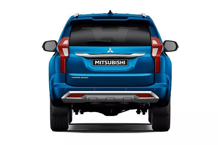 Ngoài ra, bản GLS và Exceed còn có thêm màu sơn mới là xanh dương Impulse Blue. Trong khi đó, bản GSR được bổ sung màu đỏ Terra Rossa với nóc màu đen tương phản mới. Bên cạnh màu sơn mới, Mitsubishi Pajero Sport GSR 2023 tại thị trường Úc còn được ưu ái với những trang bị ngoại thất màu đen vành hợp kim 18 inch, logo xung quanh xe, cản trước/sau, lưới tản nhiệt, vỏ đèn pha, baga nóc và cánh gió mui.