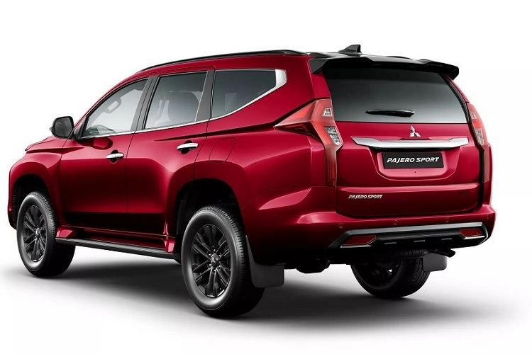 Khi mua Mitsubishi Pajero Sport 2023, khách hàng Úc có thể chọn các gói phụ kiện chính hãng như Signature Pack, Signature Plus và Expedition Pack. Trong đó, gói Signature Pack bổ sung ốp cản trước/sau màu bạc, ốp cua lốp màu đen, logo mới và ốp bậc cửa phát sáng cho mẫu SUV hạng trung này.