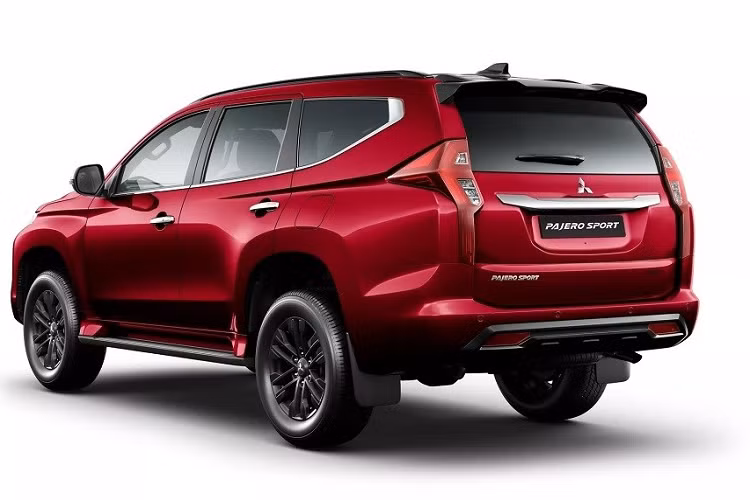 Khi mua Mitsubishi Pajero Sport 2023, khách hàng Úc có thể chọn các gói phụ kiện chính hãng như Signature Pack, Signature Plus và Expedition Pack. Trong đó, gói Signature Pack bổ sung ốp cản trước/sau màu bạc, ốp cua lốp màu đen, logo mới và ốp bậc cửa phát sáng cho mẫu SUV hạng trung này.