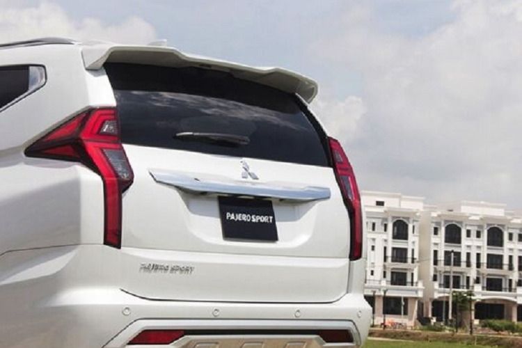 Tại thị trường Úc, mức giá xe Mitsubishi Pajero Sport 2023 dao động từ 44.940 - 62.440 AUD (khoảng 711 - 988 triệu đồng). Như vậy, xe ở Úc có giá rẻ hơn đáng kể so với Mitsubishi Pajero Sport tại Việt Nam (1,13 - 1,365 tỷ đồng).