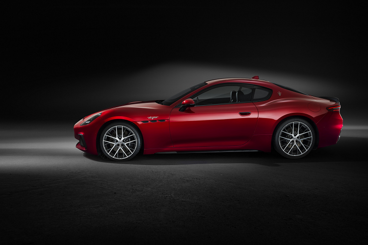 GranTurismo Trofeo tập trung vào hiệu suất có phiên bản động cơ V6 mạnh mẽ hơn, sản sinh công suất 550 mã lực và mô-men xoắn 650 Nm, đồng thời có bộ vi sai tự khóa điện tử. So với phần còn lại của dòng sản phẩm Maserati, động cơ này mạnh hơn mức 523 mã lực của Grecale Trofeo SUV nhưng ít hơn 621 mã lực (của siêu xe MC20). GranTurismo Trofeo tăng tốc từ 0 - 100 km/h trong 3,2 giây và có thể đạt tốc độ tối đa 320 km/h.