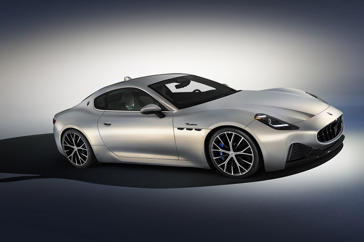 Tất cả các biến thể đều có hệ thống treo xương đòn kép với trục lái “bán ảo” ở phía trước và hệ thống treo đa liên kết ở phía sau với lò xo khí điều khiển điện tử được trang bị tiêu chuẩn. Những phiên bản chạy xăng trang bị động cơ tăng áp kép V6 Nettuno 3.0 lít của riêng Maserati.