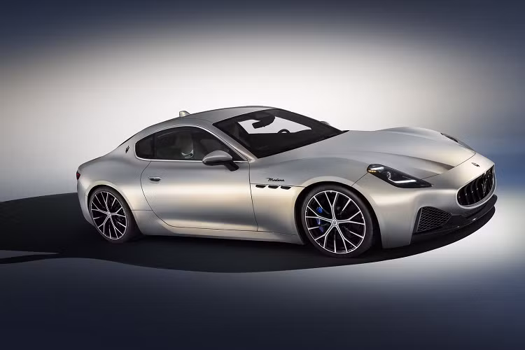 Tất cả các biến thể đều có hệ thống treo xương đòn kép với trục lái “bán ảo” ở phía trước và hệ thống treo đa liên kết ở phía sau với lò xo khí điều khiển điện tử được trang bị tiêu chuẩn. Những phiên bản chạy xăng trang bị động cơ tăng áp kép V6 Nettuno 3.0 lít của riêng Maserati.