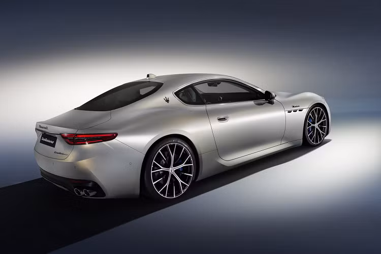 Ở phía sau, phiên bản Folgore không có ống xả, còn lại cả hai mẫu xe chạy bằng ICE đều có ống xả quad. Tương tự như phía trước, tấm chắn phía sau của Modena tinh tế hơn một chút so với Trofeo với bộ khuếch tán nổi bật, cửa hút gió mạnh mẽ hơn và cánh lướt gió làm bằng sợi carbon. Maserati GranTurismo được chế tạo dựa trên một kiến trúc trọng lượng nhẹ mới được làm từ nhôm, magiê và thép.