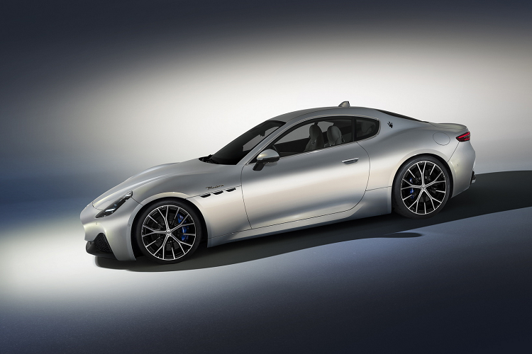 Cản trước có cửa hút nhỏ hơn và kiểu lưới tản nhiệt khác trên Folgore, phiên bản Modena có phần trước được hoàn thiện tối màu trong khi Trofeo được trang trí cửa hút thể thao hơn và bộ chia theo phiên bản cụ thể với các phần cùng màu thân xe. Các mẫu xe có sự khác biệt ở chính bộ mâm xe hợp kim, kích thước 20 inch ở phía trước và 21 inch ở phía sau.