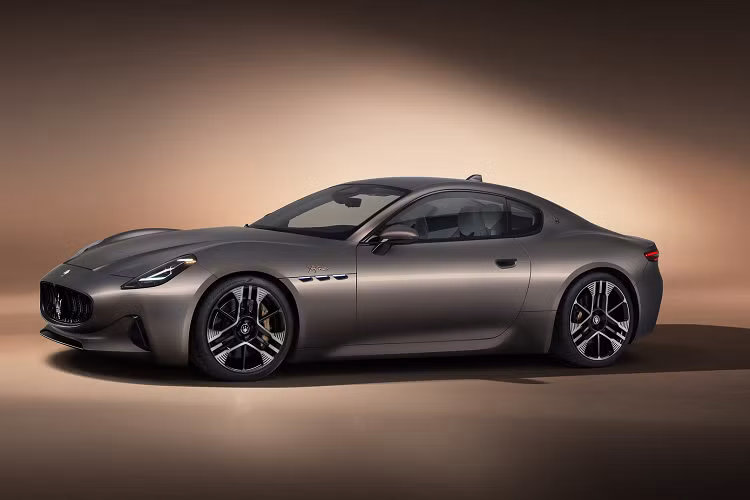 Người dùng có thể tương tác với thông tin giải trí thông qua cảm ứng, cử chỉ và lệnh thoại bằng cách sử dụng Maserati Intelligent Assistant (MIA) được cập nhật.