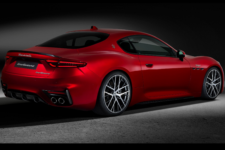 GranTurismo Folgore chạy điện hoàn toàn là mẫu xe thương mại mạnh nhất của Maserati với công suất kết hợp 751 mã lực và mô-men xoắn cực đại 1.350 Nm. Kiến trúc 800 volt bao gồm bộ ba mô-tơ điện nam châm vĩnh cửu sản sinh công suất 402 mã lực mỗi mô-tơ và pin 92,5 kWh hình xương chữ T sử dụng công nghệ từ Formula E.