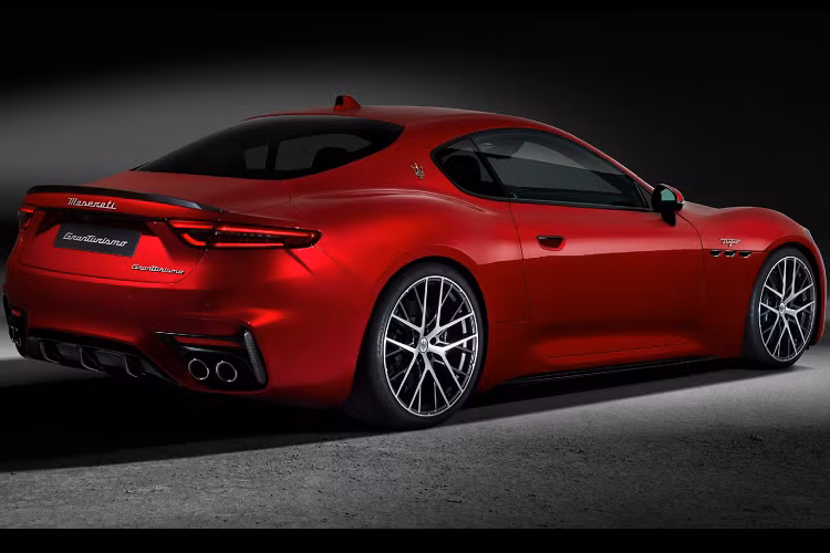 GranTurismo Folgore chạy điện hoàn toàn là mẫu xe thương mại mạnh nhất của Maserati với công suất kết hợp 751 mã lực và mô-men xoắn cực đại 1.350 Nm. Kiến trúc 800 volt bao gồm bộ ba mô-tơ điện nam châm vĩnh cửu sản sinh công suất 402 mã lực mỗi mô-tơ và pin 92,5 kWh hình xương chữ T sử dụng công nghệ từ Formula E.