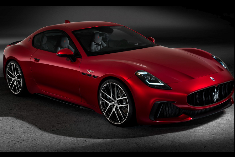 Sức mạnh được truyền tới cầu sau thông qua hộp số tự động 8 cấp của ZF. Người lái có thể chọn trong số năm chế độ lái bao gồm Comfort, GT, Sport, Corsa và ESC-Off. Trong GranTurismo Modena, mẫu xe có khả năng sản sinh công suất 490 mã lực và mô-men xoắn 600 Nm. Mẫu xe này có thể tăng tốc từ 0 - 100 km/h trong 3,9 giây và tốc độ tối đa 302 km/h.