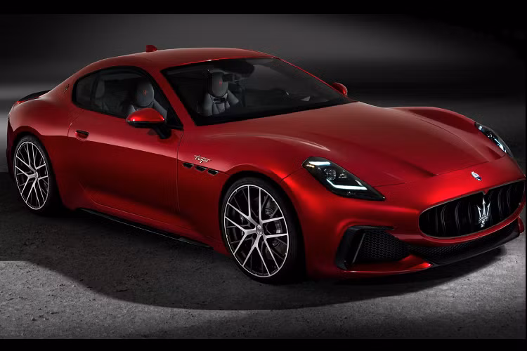 Sức mạnh được truyền tới cầu sau thông qua hộp số tự động 8 cấp của ZF. Người lái có thể chọn trong số năm chế độ lái bao gồm Comfort, GT, Sport, Corsa và ESC-Off. Trong GranTurismo Modena, mẫu xe có khả năng sản sinh công suất 490 mã lực và mô-men xoắn 600 Nm. Mẫu xe này có thể tăng tốc từ 0 - 100 km/h trong 3,9 giây và tốc độ tối đa 302 km/h.