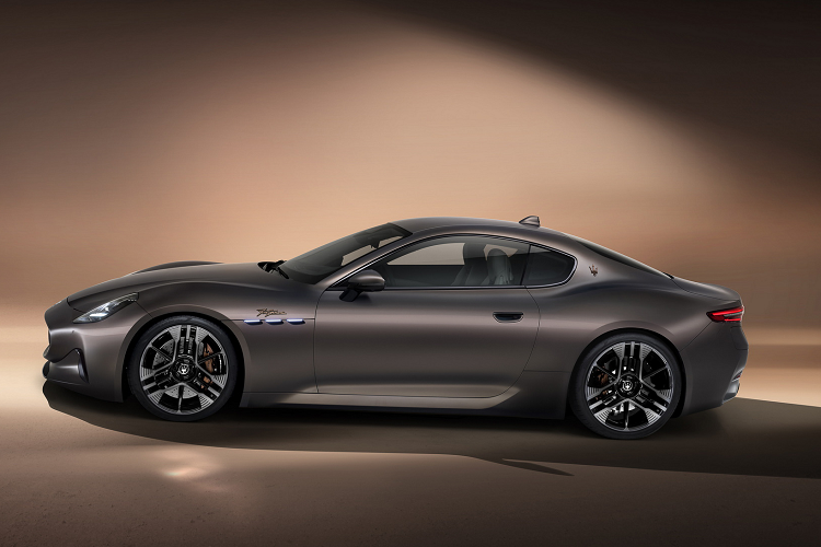 Một chiếc xe thể thao sang trọng phải đi kèm với hệ thống âm thanh phù hợp, vì vậy Maserati đang cung cấp hệ thống 19 loa 1.195 Watt của Sonus Faber. Hiện mức giá xe Maserati GranTurismo 2023 vẫn chưa công bố.