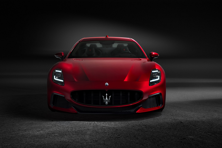 Công suất được truyền tới cả bốn bánh xe bằng sự trợ giúp của vectơ mô-men xoắn. Folgore cũng có thêm một chế độ lái xe được gọi là Max Range. Kết quả của sản lượng ấn tượng này, GranTurismo Folgore có khả năng tăng tốc từ 0 - 100 km/h (trong 2,7 giây và từ 0 - 200 km/h trong 8,8 giây, trong khi tốc độ tối đa là 320 km/h.