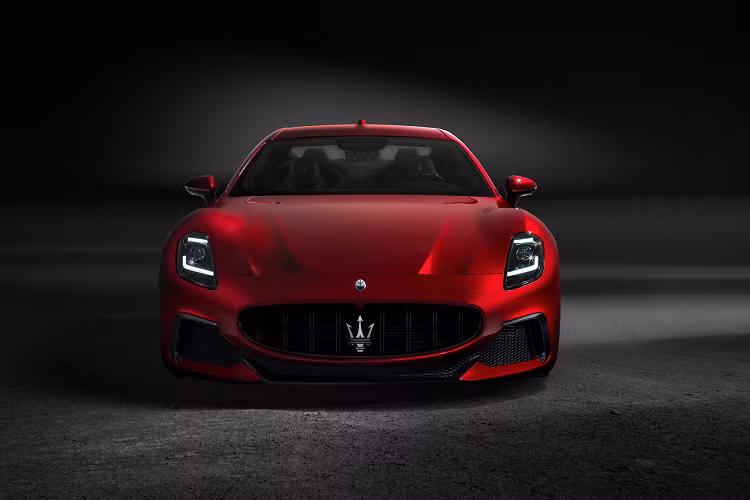 Công suất được truyền tới cả bốn bánh xe bằng sự trợ giúp của vectơ mô-men xoắn. Folgore cũng có thêm một chế độ lái xe được gọi là Max Range. Kết quả của sản lượng ấn tượng này, GranTurismo Folgore có khả năng tăng tốc từ 0 - 100 km/h (trong 2,7 giây và từ 0 - 200 km/h trong 8,8 giây, trong khi tốc độ tối đa là 320 km/h.