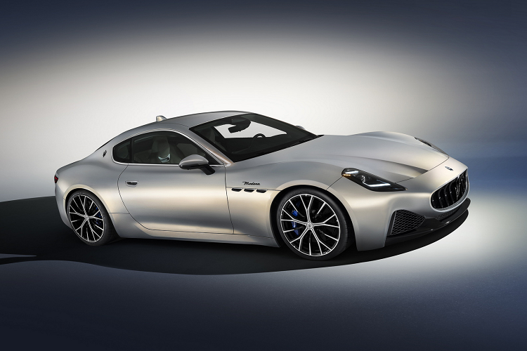 Thế hệ mới của Maserati GranTurismo thể thao đã phát triển về tất cả các kích thước với chiều dài 4.959 mm, chiều rộng 1.957 mm và chiều cao 1.353 mm. Chiều dài cơ sở của xe được ấn định ở mức 2.929 m. Phiên bản Trofeo dài hơn một chút so với Modena và Folgore, có kích thước 4.966 mm.