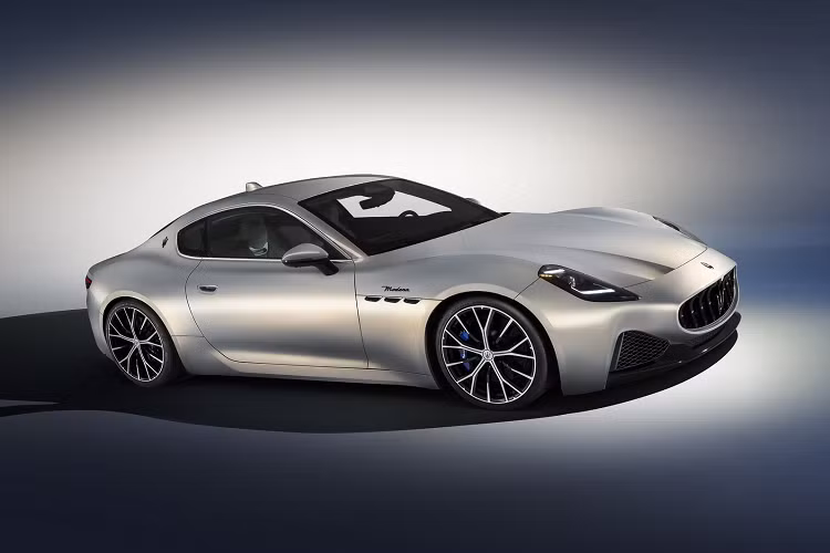 Thế hệ mới của Maserati GranTurismo thể thao đã phát triển về tất cả các kích thước với chiều dài 4.959 mm, chiều rộng 1.957 mm và chiều cao 1.353 mm. Chiều dài cơ sở của xe được ấn định ở mức 2.929 m. Phiên bản Trofeo dài hơn một chút so với Modena và Folgore, có kích thước 4.966 mm.