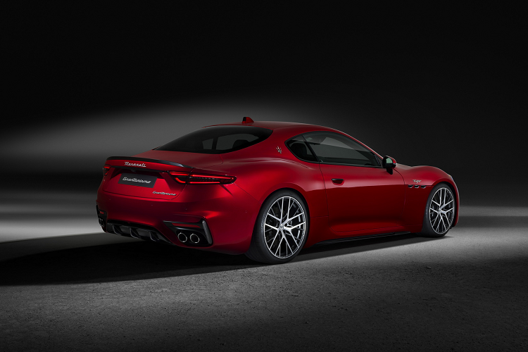 Về cân bằng trọng lượng, Folgore có tỷ lệ hoàn hảo 50:50 giữa các trục nhờ vị trí đặt pin, trong khi Modena và Trofeo được đánh giá ở mức 52:48 do khối lượng của động cơ V6 ở phía trước.